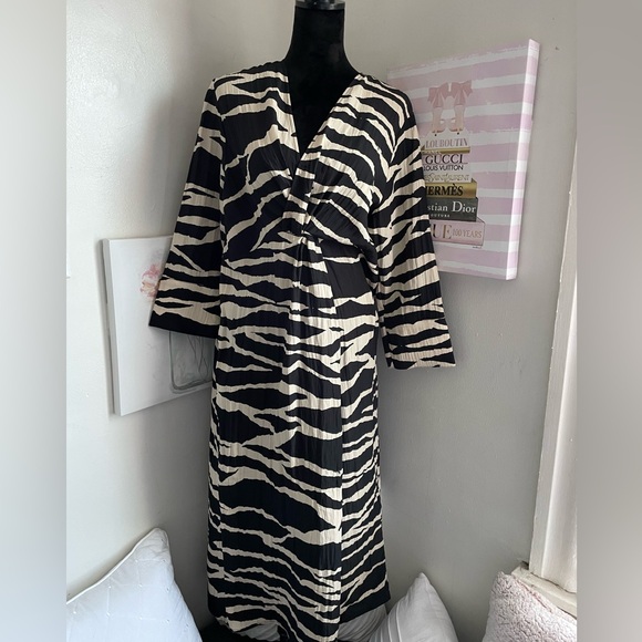 H&M Dress - Picture 2 of 2